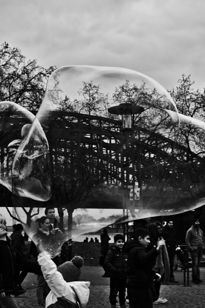 Un bambino scoppia
	  	una bolla di sapone sulla Rhein Promenade,
	  	Colonia, <i>Gian Maria Negri Porzio</i>,